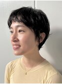 ラフなのに女性らしい、大人のショートパーマスタイル