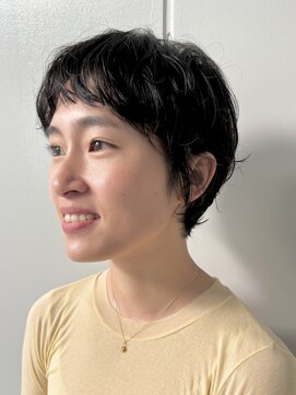 ラフなのに女性らしい、大人のショートパーマスタイル