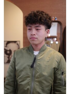 エディ(Edy) マッシュ刈り上げ波巻きスパイラルパーマ波巻きパーマ眉毛カット