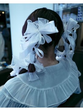 タクミフォーヘアー(TAKUMI for hair) ホワイトリボンのツインヘア