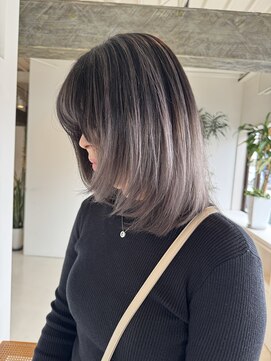 ラウレア(LAULEA) レイヤーカットとバレイヤージュカラー