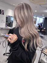 キング(K!ng)&nbsp;ハイライトカラーミルクティーベージュレイヤーカット