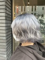 レンネ(Renee) ガーリー切りっぱなしボブ×シルバーヘア
