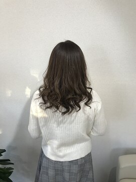 オッタントゥーノ(OttantunO 81) 小顔カットできめるセミロングヘア