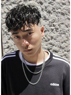 フランクスバーバー アンド ビアークラブ(FRANK'S BARBER and BEER CLUB) ツーブロック波巻きスペインカールスキンフェード