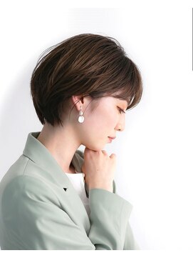 トニーアンドガイ 原宿店(TONI & GUY) 大人可愛いハンサムショート 前髪あり グレーベージュ
