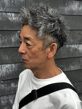 ヒュイル バイ ニアウ(Hwyl by Niau) メンズマッシュパーマニュアンスパーマスパイラルパーマ刈り上げ