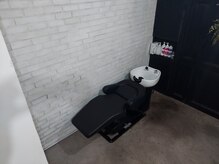 アクシーの雰囲気（フルフラットのシャンプー台でお寛ぎ頂けます♪）