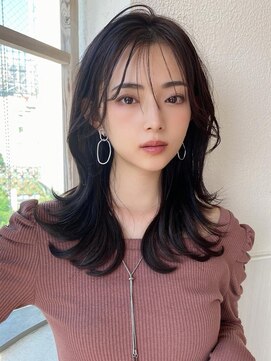 ラルユー 金山(LallYou) 女性らしさ際立つ上品なセミロングヘア