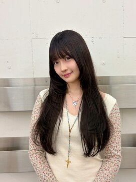 ヒュー 広島(HEW) ザクザクフェイスレイヤーワイドバングロングへア20代30代