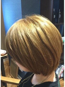 ヴァロ(Valo) お手入れ簡単！！丸みレイヤーショートボブ