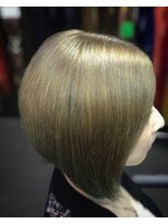 ゾーマ(ZOUMA) 前下がりハイトーンボブ