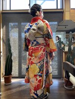 ヘアールーム ラバ(Hair room LABA)&nbsp;ゆるふわシニヨンと花の飾り