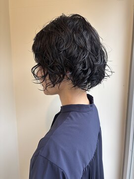 ペスカケイクリエイティブ(PESCA K-CREATIVE) 黒髪ショートボブ、スパイラルパーマ