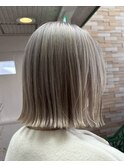ホワイトカラー×ぱつっとボブ