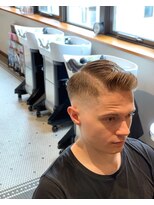 リバレッジ 広尾(Leverage)&nbsp;外国人大人色気七三分けフェードスタイル