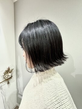 ラヴィラ(La villa) 切りっぱなしボブ/外ハネボブ/アイスグレー