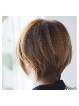 カラーを重ねたダメージ毛も艶のある髪に仕上がります。白髪カバーをしながら理想の髪色に。