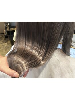 髪質や好みに合わせて薬剤の強さや種類を選定。素髪のような髪質から、ポイントストレートが人気◎