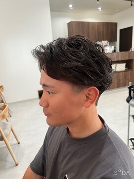 エミュ(emu.) ON/OFFどちらも決まる！大人メンズのフェザーパーマ