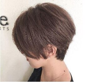 ホワイト(WHITE)の写真/【カット¥2750】新しい毎日を新しいヘアスタイルで♪ちょっとした雰囲気を変える顔周りのカットが◎