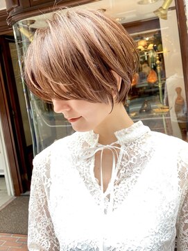 マグ ギンザ(mag ginza) アッシュベージュ、前髪長めショートボブ、 クールショート、柴