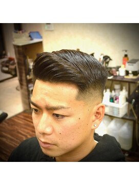 バーニーズ バーバークラブ(BARNEYS BARBER CLUB) スキンフェード　サイドパートスタイル
