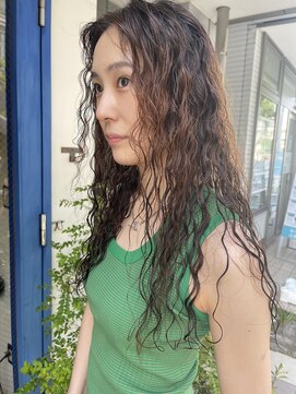 キキ(kiki) クセ毛風ウェットスタイル スパイラルパーマ