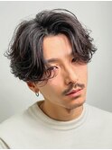 大人の抜け感を演出する、今トレンドのフェザーパーマ