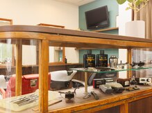 杉田理容館の雰囲気（父や祖父が愛用していた鋏などをインテリアとして飾っています！）