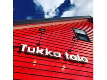 トゥッカ タロ(Tukka talo)の雰囲気（看板。赤、緑、黄、青の建物です）