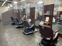 スタジオヘアドゥ(STUDIO HAIR DO)の雰囲気（手前に4席、壁の奥に特別席が1席ご用意しています）
