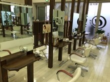 アーツヘアー東与賀店の雰囲気(木のぬくもりを感じる店内)