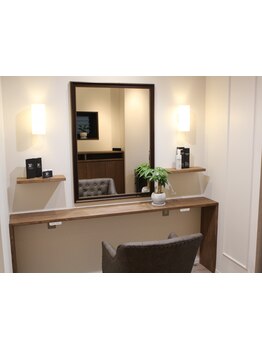 東山公園の緑を望むギャラリーのような空間を独り占め♪髪と向き合い、自分を労う”ご褒美”のひと時を…☆