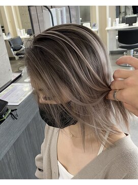 ウル 岡山駅店(ULu.) 外国人風バレイヤージュ・ハイライトカラーアッシュグレージュ