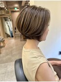 立体的な毛流れのショートボブ