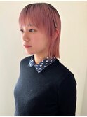 柔らかいピンクカラー、前髪ぱっつん、外ハネボブ、ブリーチ