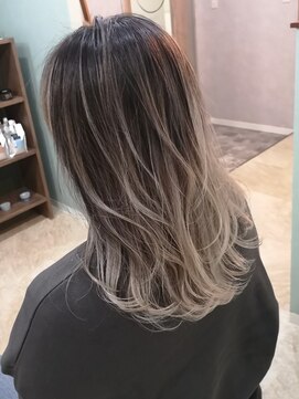 リリス(l'iris) 大人可愛い透明感立体感グレージュ×ハイライト