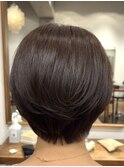 丸みが女性らしい、コンパクトなショートボブ