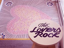 ラバーズロック(LOVERS ROCK)の雰囲気（扉を開けると足元がハートのEntrance）