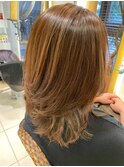 セミロングレイヤースタイル