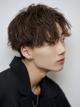 ルーシー 渋谷(LUCEY) センターパートフェザーパーマツイストスパイラルパーマメンズ