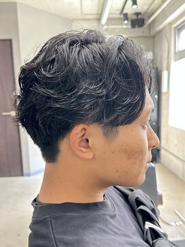 フイ 代々木(Hui) メンズ/アップバング/ツーブロックマッシュ/束感ショート波巻き