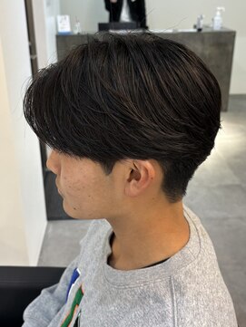 ヒュイル バイ ニアウ(Hwyl by Niau) MEN’S HAIR/刈り上げセンターパート/フェザーパーマ/伊勢崎