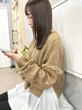カミエ(kamie) セミロングのツヤブラウン × 大人っぽカット