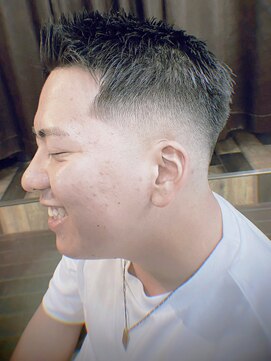 ヘアークリエイ トポライトウィロー 烏丸(Hair Create Polite willow) 30代40代メンズ刈り上げフェードスタイルかき上げ短髪