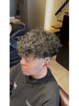 ブル(b.u.l.l.) スキンフェード＋スペインカール