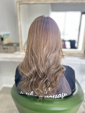 クオン(Kuon) ブリーチなし×レイヤーカットで作るミルクティーカラー