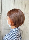 丸みショートボブ×イヤリングカラーオレンジ