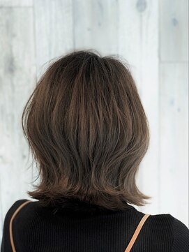 ダリア(Dalia) スタイリング楽ちん外ハネショート